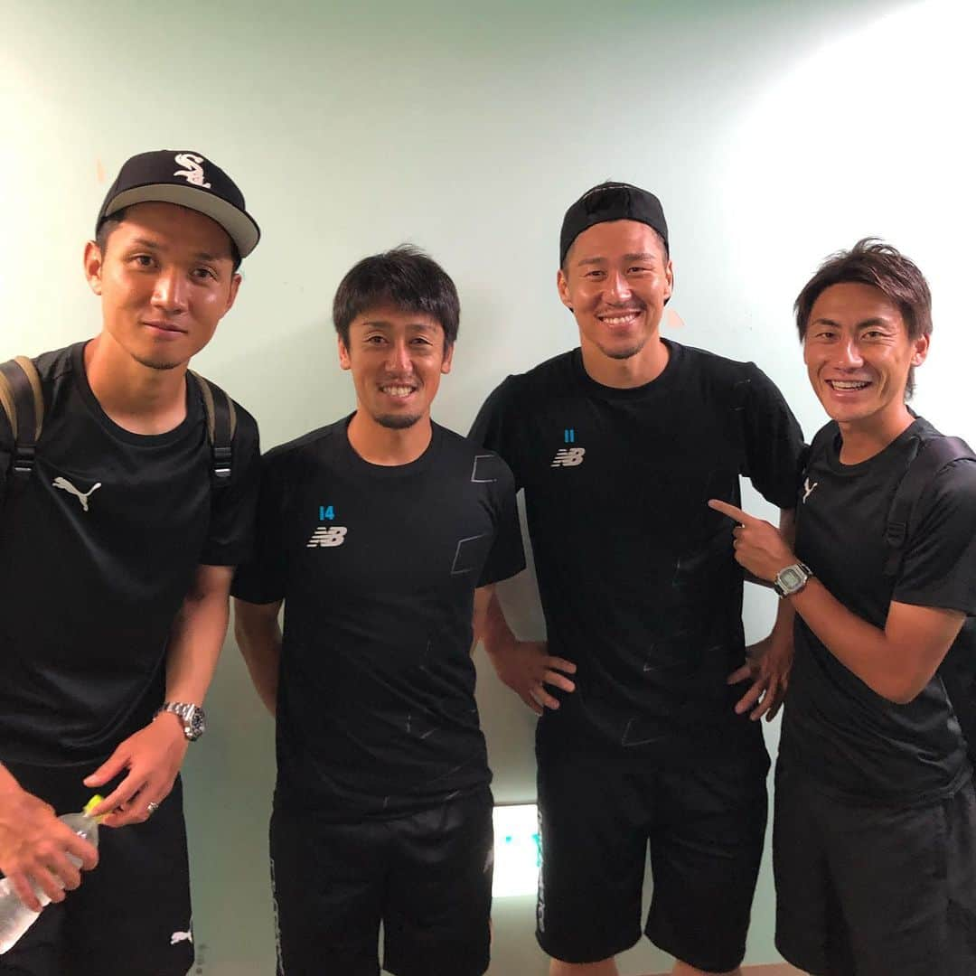 黒木晃平のインスタグラム：「熊本移籍後初の古巣との試合でした！ また次はリーグ戦で鳥栖と試合できるよう頑張ります！！ 久しぶりに大先輩方にも会えて嬉しかったです^ ^ 雨の中応援ありがとうございました！！ #サガン鳥栖 #豊田陽平 #高橋義希 #ロアッソ熊本 #Jリーグ #天皇杯」