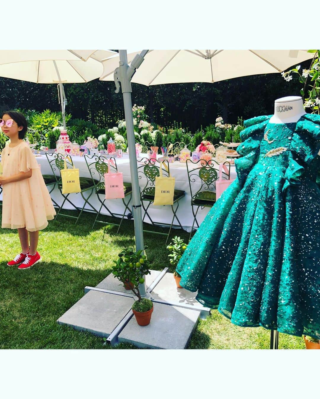 大手小町さんのインスタグラム写真 - (大手小町Instagram)「ディオールのハイジュエリー展示会場の庭では、ガーデンパーティーの準備が進んでいました。かわいくてカラフルなテーブルコーディネートは、 顧客のお子さんたちのためだそうです。@Dior #gardenparty #otekomachi #大手小町 #izumi」7月4日 17時15分 - otekomachi