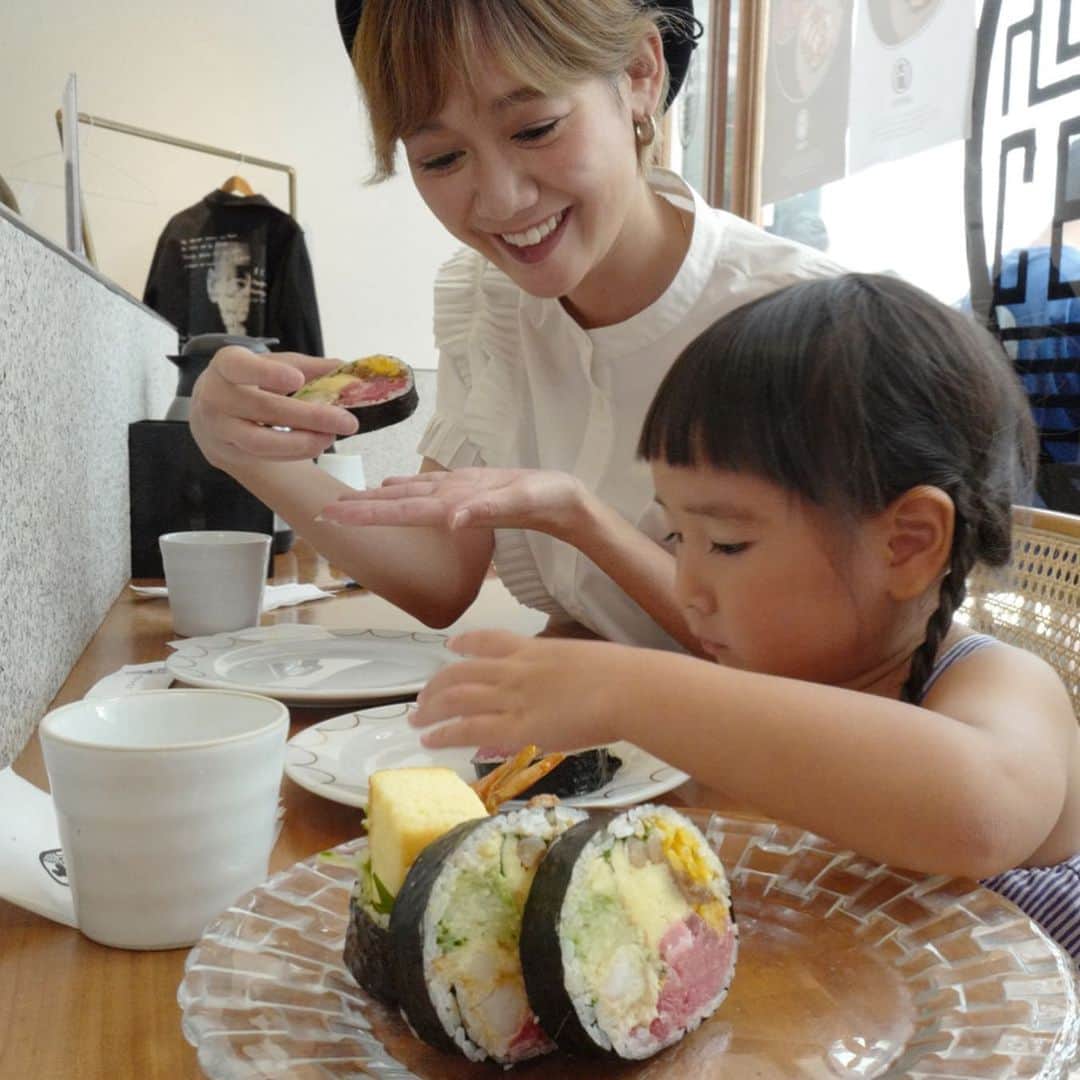 照屋 健太郎さんのインスタグラム写真 - (照屋 健太郎Instagram)「🇰🇷 今日のお昼ご飯は @suckyun  太巻きとお蕎麦のお洒落で美味しいお店でした。 オープン前から並んで入店。 あまりにも人気で並びが多いので、お店の外には冷たいお茶、うちわ、日傘までフリーで用意されていました。優しいな〜。韓国の人気店😋 . #leica #leicaq #leicacamera #seoul #korea #日夕佳 #娘 #3歳 #韓国 #teruya旅 #teruya旅韓国」7月4日 17時07分 - libertyforce_teruya