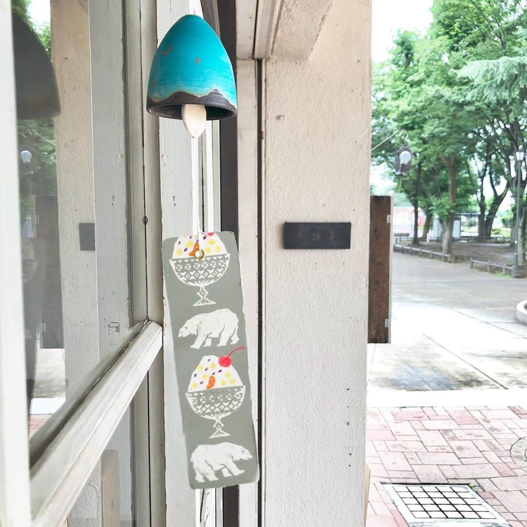 手紙社さんのインスタグラム写真 - (手紙社Instagram)「【手紙舎つつじヶ丘本店】 いよいよ今週末、6日(土)11:00-14:30は、2nd STORYにて展示開催中の中村風鈴店が、つつじヶ丘本店に風鈴の売り歩きにやってきます。今年でなんと、3年目。カフェではスペシャルスイーツ「きんちゃくフルーツゼリー」や焼き菓子、旬の梅や甘夏、プラムなどを使った自家製シロップのテイクアウトをご用意致します。青と白のパラソルいっぱいに吊るされた風鈴の音色に耳を傾けながら、お祭り気分をお楽しみください。 . ▶︎詳細はプロフィールページのリンク「手紙社公式Webサイト」→EVENT INTRODUCTION「中村風鈴店の夏支度 -陶・版・風・鈴- at 手紙舎 2nd STORY」へ﻿﻿﻿﻿ . #手紙舎#手紙社#tegamisha#柴崎#つつじヶ丘#つつじヶ丘本店#手紙舎つつじヶ丘本店#調布#調布カフェ#神代団地#神代団地商店街#コーヒー#珈琲#coffee#cafe#tokyocafe#中村風鈴店#風鈴売り歩き#風鈴」7月4日 17時11分 - tegamisha