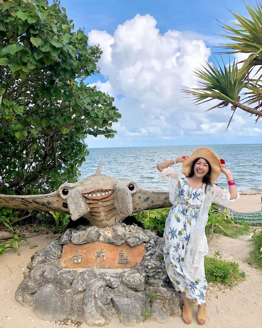 うえむらちかのインスタグラム：「#クイズ #ここはどこでしょう？﻿ ﻿ ﻿ 続いての正解を発表したいと思います🎊﻿ ﻿ ﻿ 正解その②﻿ ﻿ ﻿ 📍#由布島 🌴﻿ ﻿ ﻿ なんとこの島への行き方は…﻿ ﻿ ﻿ #水牛車 に乗って海を渡るのです🐃‼️﻿ ﻿ #水牛 を見たことも乗ったのも初めての体験だったので、道中、すれ違っていく水牛車を見ながら﻿ もはやここはジブリの世界かと…🐂🐃🐄﻿ 錯覚してしまいました笑﻿ ﻿ 水牛車のおじ様の三味線がすごく素敵だったので音ありで聴いてみてね♪﻿ ﻿ ﻿ 正解はまだ続きます🤩﻿ ﻿ ﻿ #旅行 #タビジョ #旅 #沖縄旅行﻿ #島めぐり #旅女子 ﻿ #沖縄﻿ #ビーチ #beach #八重山諸島﻿ #水牛 #旅スタグラマー」