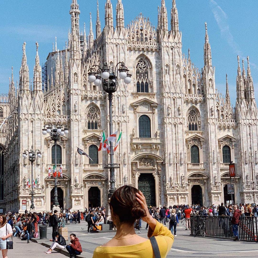 朝日放送「朝だ！生です旅サラダ」さんのインスタグラム写真 - (朝日放送「朝だ！生です旅サラダ」Instagram)「@micahirose ミラノといえば、#Duomo 。 世界最大規模の #ゴシック建築 と言っても過言ではないですね。 ・ 高さは108m、全長158m、幅93m、2000体〜3000体ともいわれる彫刻というなんとも壮大な構成内容。 ・ かつての栄華を物語るような、荘厳で美しい佇まいには圧巻でした！！ _ #迫力ある  #圧巻 #荘厳 #世界最大級 #大聖堂 #見事な彫刻 #ミラノ #Milano #イタリア #Italy _ #ABCテレビ #朝日放送テレビ #朝だ生です旅サラダ #土曜朝 #8時 #旅サラダガールズ  #広瀬未花 #海外 #旅 #travel #trip」7月4日 17時19分 - tabisalad