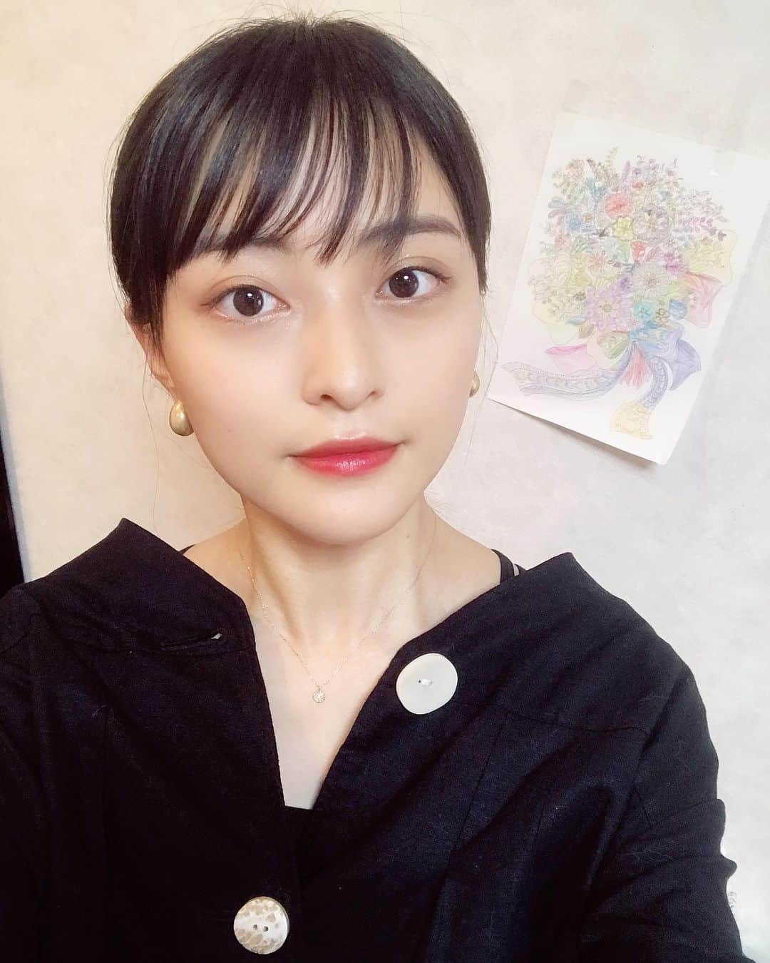 斉藤瑞季のインスタグラム：「その日の気分によってメイク変えてみたりするのが最近楽しい。 そろそろ自分の年齢と向き合わなきゃと 美容系YouTuber観て勉強中、、笑  #姪っ子のステキな塗り絵 #壁への貼り方独特 #美容系youtuber  #テクスチャー って言いたい #makeup」