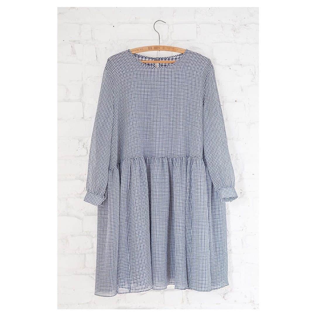 キャベジズ&ローゼズのインスタグラム：「All Flora no Fauna ❤ Tap to shop the wonderfully floaty Flora dress in diaphanous gingham. Lightweight featuring tiny checks in blue and white with a larger scaled gingham lining, Flora is the perfect frock to wear from day to night #gingham #ginghamdress #bluegingham #britishmade #britishmadefashion #madeinengland #slowfashionstyle #summerdresses #cabbagesandroses #cabbagesandrosesfashion @christina_strutt @cabbagesandroses_shop」