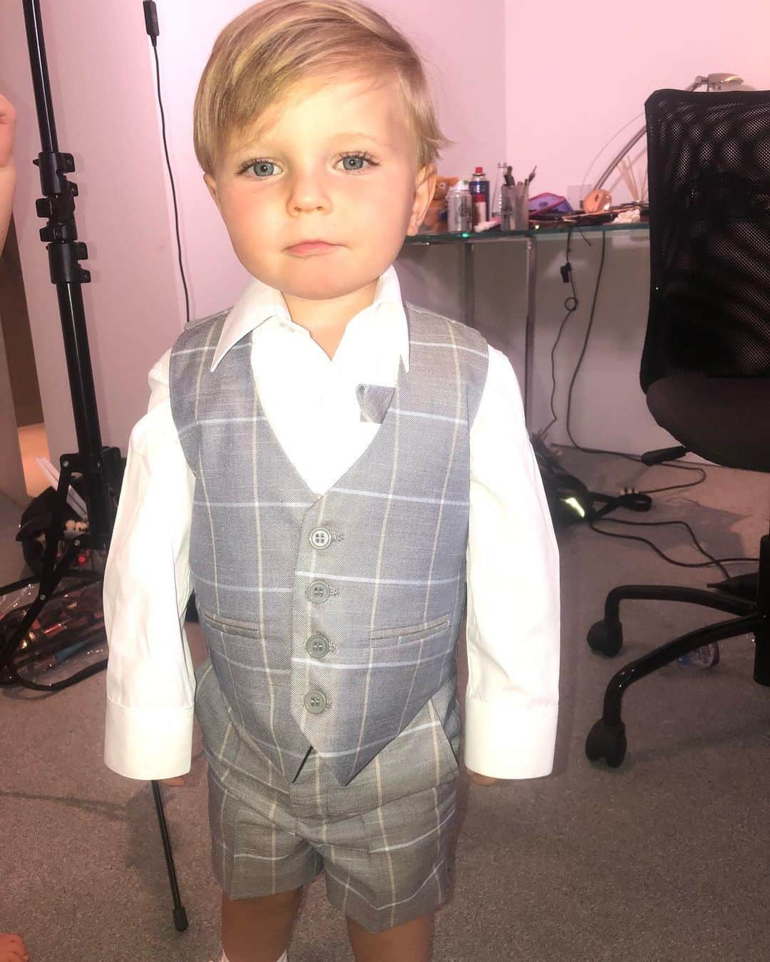 ビリー・フェアーズさんのインスタグラム写真 - (ビリー・フェアーズInstagram)「I’m sorry BUT .. have u ever seen  anyone so Cute !!?? 🤣😱💙💙 .. I never really dress Arthur in this style of outfit but I think he likes it 🤣🙊 He was standing up really straight and had a serious look on his face ... I think he felt really proud of his outfit 🙊☺️💙 #BTS of our @ok_mag shoot 💙」7月4日 17時33分 - billieshepherdofficial