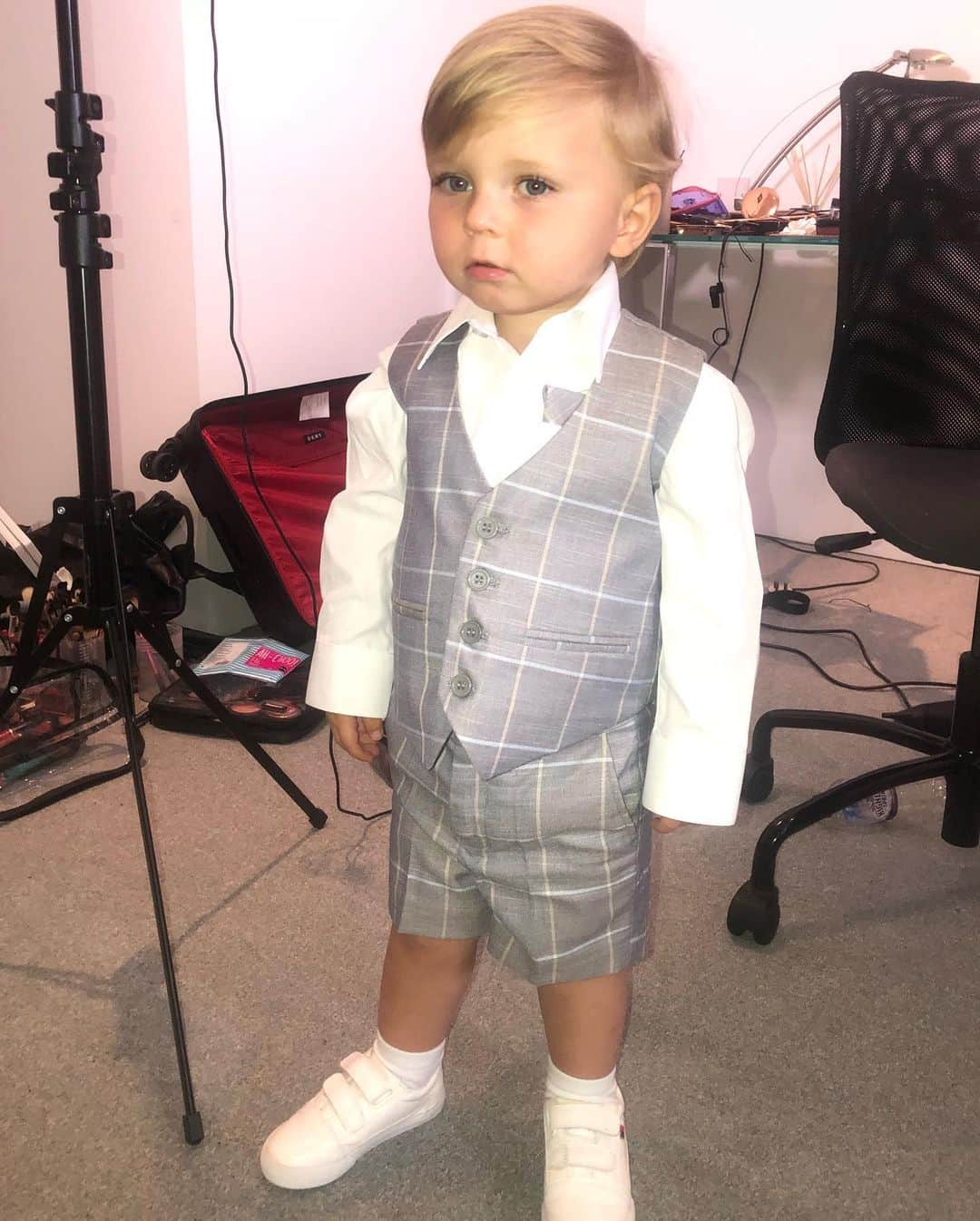 ビリー・フェアーズさんのインスタグラム写真 - (ビリー・フェアーズInstagram)「I’m sorry BUT .. have u ever seen  anyone so Cute !!?? 🤣😱💙💙 .. I never really dress Arthur in this style of outfit but I think he likes it 🤣🙊 He was standing up really straight and had a serious look on his face ... I think he felt really proud of his outfit 🙊☺️💙 #BTS of our @ok_mag shoot 💙」7月4日 17時33分 - billieshepherdofficial