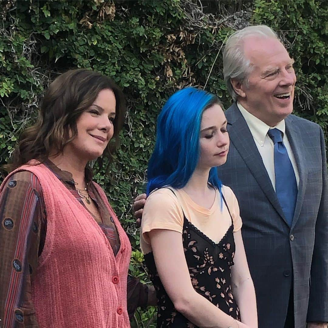 マーシャ・ゲイ・ハーデンさんのインスタグラム写真 - (マーシャ・ゲイ・ハーデンInstagram)「That awkward family photo! #pinkskies  @kellyoxford @jessybarden #michaelmckean」7月4日 17時27分 - mgh_8