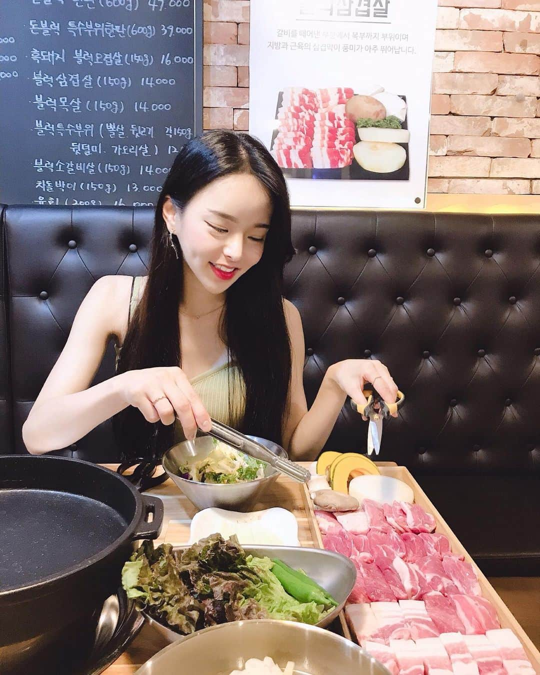 ダユンさんのインスタグラム写真 - (ダユンInstagram)「숙성된 돼지고기 진짜 대박 🐷 엄청난 맛이에요 밑반찬이랑 다 대박대박 !!!! . . #돈블럭 #가로수길돈블럭 #신사동맛집 #가로수길맛집 #강남맛집」7月4日 17時28分 - 2__yun__2