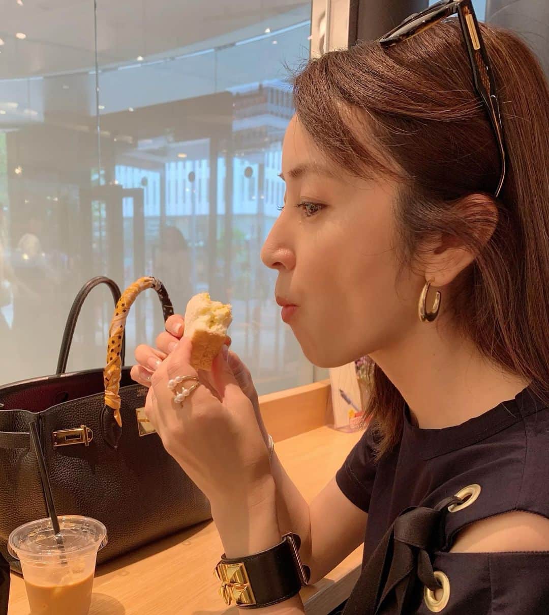 矢田亜希子さんのインスタグラム写真 - (矢田亜希子Instagram)「たまごサンドを頬張る。 #矢田亜希子 #akikoyada #たまごサンド#サンドイッチ#カフェオレ  ピアスは#webalamoda #webalamodabyakikoyada  トップス#sacai」7月4日 17時38分 - akiko_yada