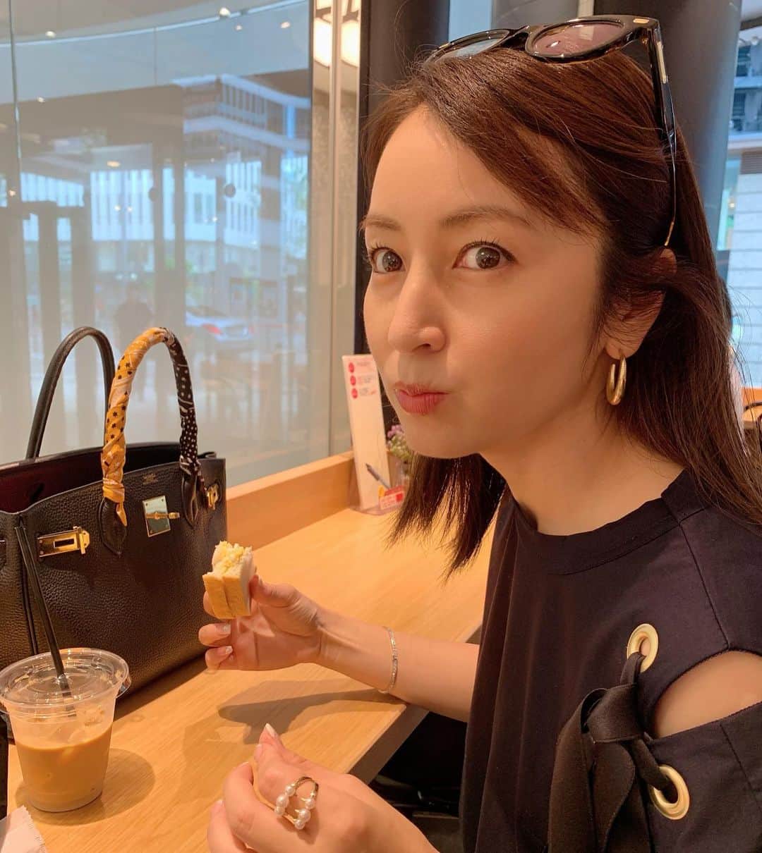 矢田亜希子さんのインスタグラム写真 - (矢田亜希子Instagram)「たまごサンドを頬張る。 #矢田亜希子 #akikoyada #たまごサンド#サンドイッチ#カフェオレ  ピアスは#webalamoda #webalamodabyakikoyada  トップス#sacai」7月4日 17時38分 - akiko_yada