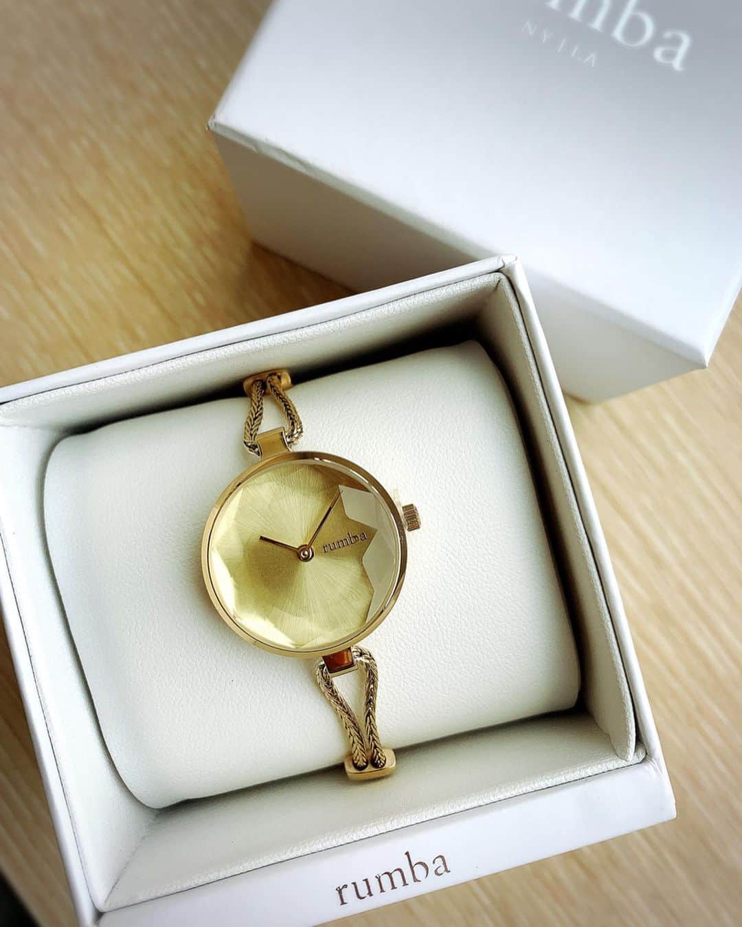 渋谷恭子さんのインスタグラム写真 - (渋谷恭子Instagram)「アクセサリー感覚で付けられるという 今年日本上陸したばかりのNY発の腕時計⌚️ #rumbatime ・ ・ 私が付けてるのは  Gramercy Round Mesh 28096 ゴールド ✨✨✨ 夏っぽくて、めっちゃ可愛い〜😍💕 ・ ・ @janis_global のプロフリンク内から ショップに移動して【kyoko15】のクーポンコードを入れたら、15%OFF になるよ😊❣️ ◆有効期限:7月9日まで◆ ・ @janis_global をフォロー&キャンペーン投稿にいいね！すると、抽選でプレゼント🎁もあるみたい😊💕 ・ ・ @janis_global #ルンバタイム #rumbatime #rumbatimejp #大人可愛い #腕時計 #レディースウォッチ #腕時計コーデ #時間は私のもの #腕時計好きな人と繋がりたい #プレゼント #プレゼント応募 #プレゼントキャンペーン #インスタグラマー #アラフォー #アラフィフ」7月4日 17時39分 - kyoko.86