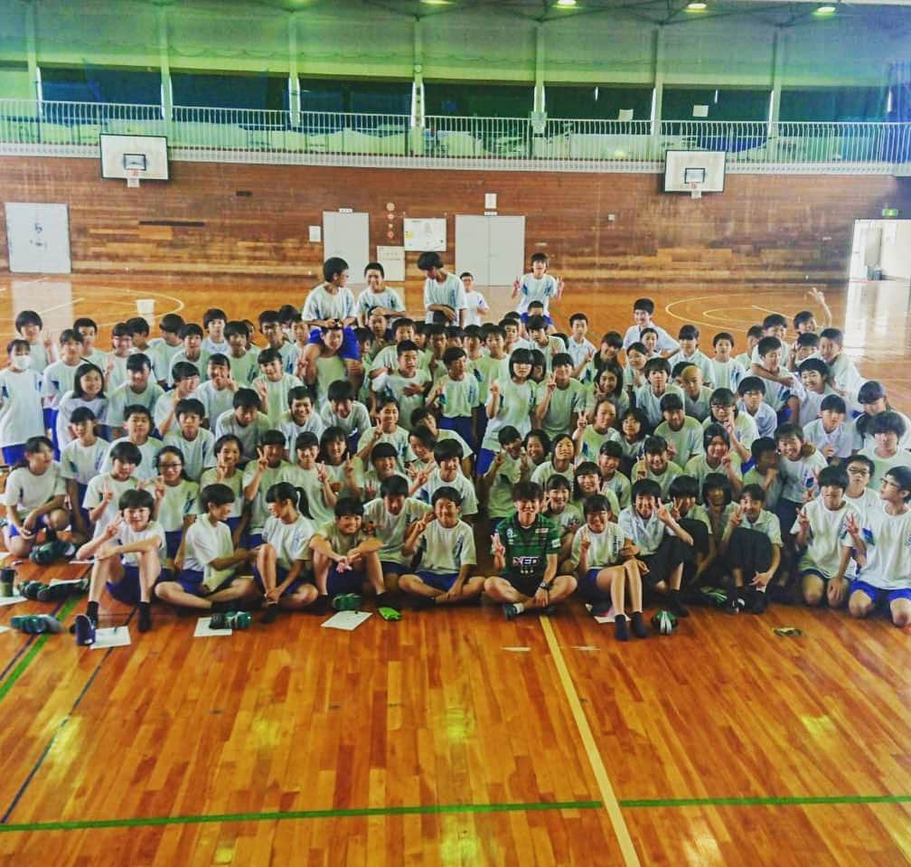 杉田亜未さんのインスタグラム写真 - (杉田亜未Instagram)「. 今日は三重県津市にある 一志中学校で夢教室をしました。 いろんな話をさせてもらい、とてもいい経験になりました！ 林コーチの恩師にもお会いしました。 一志中学校の皆さん、ありがとうございました😁 #津市#一志中学校#伊賀fcくノ一 #みんな可愛かった#自分の小ささ笑」7月4日 17時50分 - ami.s____10