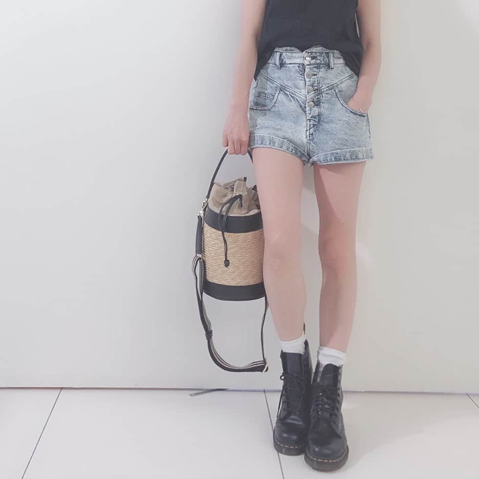 岸本佳子さんのインスタグラム写真 - (岸本佳子Instagram)「夏にぴったりな、カッコいいバッグをご紹介します。このイタリアのハイクオリティなカゴバッグは @giannichiarini_jp のもの🇮🇹いつもは小さいクラッチが多い私ですが、この夏からは大きめのバッグが気分。バッグをメインにしたスタイリングがMYトレンドです🍒 ・ Bag #giannichiarini #ジャンニキアリーニ Tank #alexanderwang Shorts #isabelmarant Shoes #drmartens」7月4日 17時44分 - yoshico_kishimoto