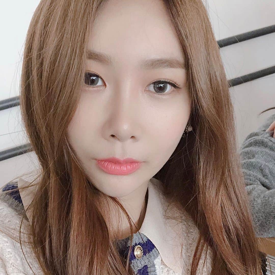 のインスタグラム：「#연애플레이리스트 제가 나와서 많이 놀라셨죠?? ㅋㅋ 애정어리게 봐주세요 💙 전 손발 없어질까봐 모니터 못하고 있어요」