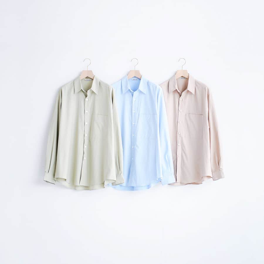 のインスタグラム：「【AURALEE】﻿﻿﻿ - 2019  Autumn&Winter - ﻿﻿﻿﻿﻿ ﻿﻿﻿ 台衿と一体化した衿が目を惹く、AURALEE定番のオーバーサイズシャツに秋冬の新作が到着。﻿ ﻿ エジプトの超長綿であるフィンクスコットンを極細番手に紡績し、しっかりと高密度に織り上げられたツイル地を採用し、柔らかい風合いにするため生地を硬直させた後、さらに何度も生地を叩いてもみ洗いをする加工を施しています。﻿ シルクのようなしなやかな肌触りと上品な光沢と落ち感が特徴です。﻿ ﻿ また、パンツと同じ、上質なオーストラリア産ウールを最大限の高密度で打ち込んで織り上げたギャバジン素材を使用した、上品なシャツもご用意しました。﻿ ﻿ ﻿ ﻿ ﻿﻿﻿Shirts :【AURALEE】¥24,000+tax﻿﻿﻿﻿﻿﻿ ﻿﻿﻿﻿﻿Shirts : 【AURALEE】¥36,000+tax﻿ ﻿﻿﻿﻿﻿﻿ ﻿ ﻿ ﻿ ﻿ ﻿﻿﻿﻿﻿﻿ ﻿﻿﻿﻿﻿ #edifice #auralee #mensshirt #shirtstyle #2019aw #mensfashion #mensstyle #menswear #oversize #bigsilhouette #woolmaxgabardine #auralee2019aw #stripeshirt #menwithclass #menwithstyle #mensclassic #mensclothing #mensclothes #dapper #dapperman #dapperstyle #エディフィス #オーラリー」