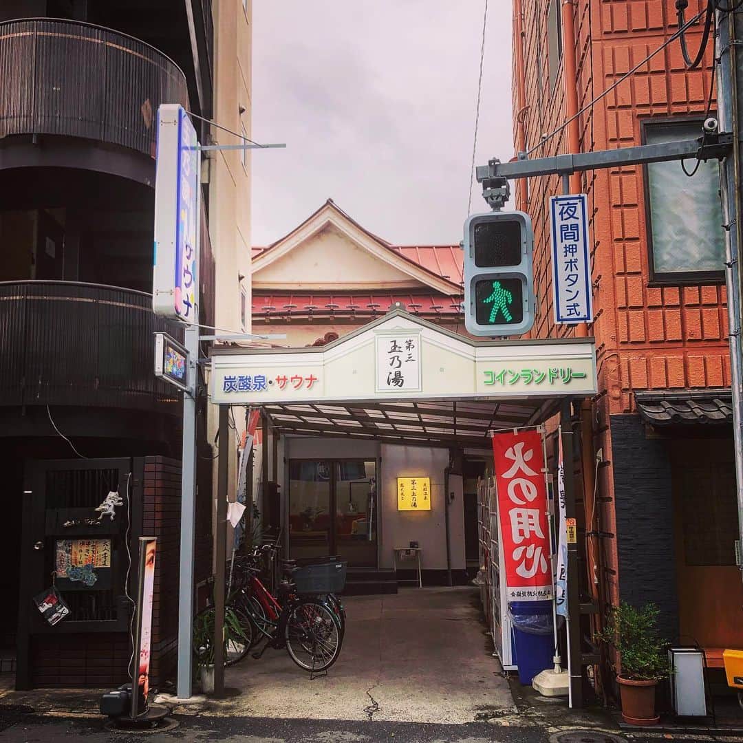 のインスタグラム：「リニューアル後に初。新宿区神楽坂の第三玉の湯。露天風呂にサウナに水風呂まで。ペンキ絵は田中氏の富士山と夫婦岩。綺麗です！ #リハビリ銭湯 #銭湯 #ゆっポくん #風呂 #bath #sento  そして 7/12(Fri)＠下北沢Laguna  Laguna 11th anniversary special ＜LOOKING GOOD!!!＞ 武藤昭平(勝手にしやがれ/武藤昭平 with ウエノコウジ/THE King ALL STARS)／SaToMansion (アコースティック編成)／イマイアキノブ  OPEN 18:30 START 19:00 前売 3000円 (D別) 当日 3500円 (D別) 発売日 4/27(土) #武藤昭平 #SaToMansion #イマイアキノブ」