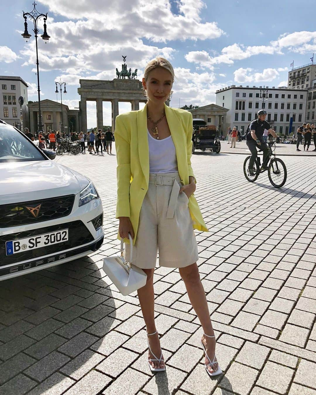 レオニー・ハンネさんのインスタグラム写真 - (レオニー・ハンネInstagram)「Paris or Berlin - Getting around this week with @cupra_de. 💛  Anzeige /ad #CUPRA #CreateThePath  #CUPRAateca  Kraftstoffverbrauch Benzin: innerorts 8,9 l/100 km, außerorts 6,5 l/100 km, kombiniert 7,4 l/100 km; CO2-Emissionen: innerorts 201 g/km, außerorts 149 g/km, kombiniert 168 g/km; CO2-Effizienzklasse: D」7月4日 17時55分 - leoniehanne