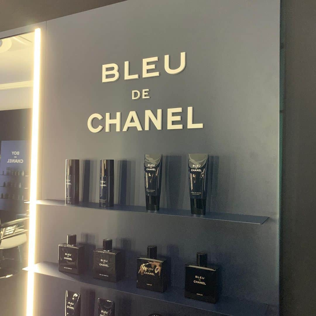 クォン・ヨンドンさんのインスタグラム写真 - (クォン・ヨンドンInstagram)「BOY & BLEU DE CHANEL📍  #GIFTFROMCHANEL #BOYDECHANEL #BLEUDECHANEL #보이드샤넬 #블루드샤넬 #샤넬뷰티」7月4日 17時56分 - _______youngmoney