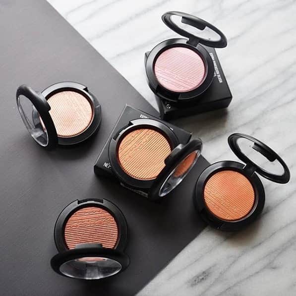 M∙A∙C Cosmetics Japanのインスタグラム：「⠀ つや肌作りには欠かせない エクストラディメンションシリーズのチークは アイメイクにも使用可能◎ ワントーンメイクでお洒落に決めてみて♥ ⠀ REGRAM：@maccosmeticsrussia ⠀ ⠀ ⠀ ⠀ ⠀ ⠀ #MACCosmeticsJapan #MACコスメ #MACCosmetics #MAC #コスメ #メイク #ツヤ肌 #エクストラディメンションブラシュ #ExtraDimensionBlush #マルチアイテム #ワントーンメイク #立体感  #アイメイク #アイカラー」
