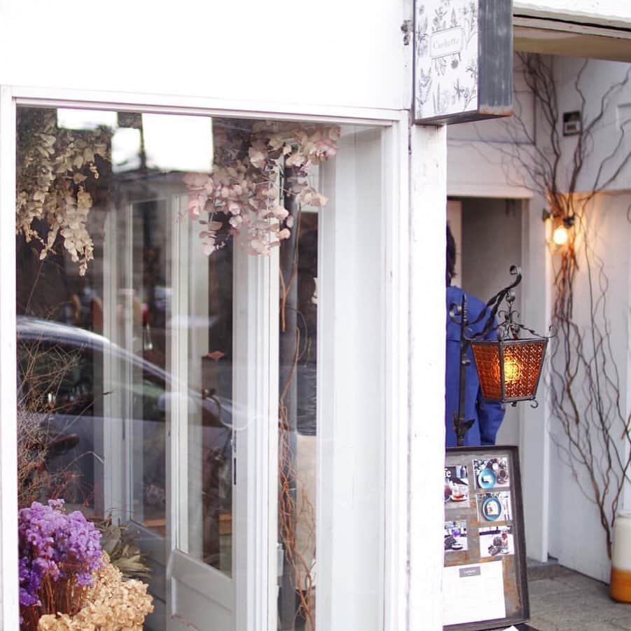 LeTRONC ルトロンさんのインスタグラム写真 - (LeTRONC ルトロンInstagram)「【Cachette / 京都】﻿ .﻿ 京都の北白川にある「Cachette(カシェット)」は、1階がドライフラワーと雑貨のお店、2階は花に囲まれたカフェ空間です💐☕️﻿ ﻿ こちらの一押しはオリジナルのゼリーポンチ「彩(アヤ)」。色とりどりのフルーツにエルダーフラワーやハーブが入っていて、甘さ控え目の大人なゼリーポンチです🍹﻿ またレモンスカッシュをベースにしたノンアルコールカクテル「Fee(フィー)」も人気。2層のコントラストが美しいですね🍸﻿ ﻿ ぜひ味わいに行ってみてくださいね😋﻿ .﻿ 📍京都府京都市左京区一乗寺樋ノ口町8-2﻿ .﻿ 📷写真・情報提供：@kimuryouさん﻿ 素敵な投稿をありがとうございます✨﻿ .﻿ \ 一緒にルトロンInstagramを盛り上げませんか？🙋‍♀️ /﻿ #ルトロン で素敵なおでかけ体験をシェアしてくれる方を大募集しています♪投稿内容は、Instagramで紹介させていただきます☺️﻿ .﻿ ルトロンのアプリはAppStore、GooglePlay「ルトロン」で検索！﻿ .﻿ #letronc #japanese_food #kyotofood #cachette #カシェット #ゼリーポンチ #ノンアルコールカクテル #スイーツ #スイーツ部 #スイーツ巡り #スイーツ好きな人と繋がりたい #京都カフェ #北白川カフェ #cafe #カフェ部 #カフェ巡り #カフェ好きな人と繋がりたい #カフェスタグラム #ドライフラワー #ドライフラワーのある暮らし #ドライフラワー好き #インスタ映え #インスタ映えスイーツ #京都グルメ #グルメ #グルメ女子 #グルメ男子 #グルメ巡り #一乗寺」7月4日 18時01分 - letronc.m