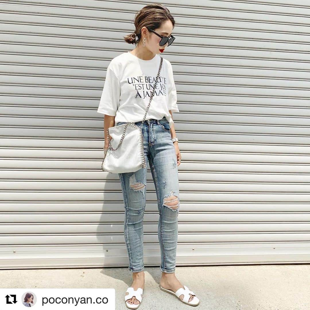 ショップにこにこさんのインスタグラム写真 - (ショップにこにこInstagram)「#Repost @poconyan.co with @get_repost ・・・ .﻿ デニムに白Tなシンプルコーデ。﻿ 👖はかなりお気に入りの  @ovovo_official﻿ 色合いもいいし細く見せてくれる気がする👏🏻👏🏻﻿ #楽天roomに載せてます﻿ ﻿ tops @shes_closet ﻿ pants @ovovo_official ﻿ bag @shopnikoniko ﻿ shoes @titivatejp﻿ ﻿ ﻿ この前載せたダイエット記録﻿ すごい数の反応を頂きました!!!﻿ お手軽な置き換えダイエットだけど モチベーションが続くのが自分には合ってるみたい🙆🏻 まぁ、昨日には体脂肪18%台にも戻ってたけど···🤣﻿ うちの体重計もしかして壊れてるのかな？てほど﻿ 実際引き締まってないので﻿ 頑張り過ぎず、マイペースにやっていきます💪🏻🤩 ﻿  詳細はストーリーの〖ファスタナ〗に載せてるので﻿ 良かったらご覧下さい🥰﻿ ﻿ #シンプルコーデ #ダメージデニム #宅トレ #ダイエット」7月4日 18時08分 - shopnikoniko