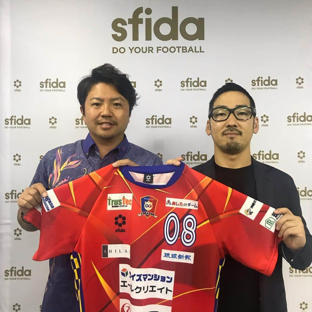 sfidaさんのインスタグラム写真 - (sfidaInstagram)「. 【琉球コラソンとsfidaブランドでのスポンサー・サプライヤー契約締結！】 . この度sfida は日本ハンドボールリーグ所属 「琉球コラソン」@ryukyucorazon と2019年より2年間のオフィシャルサプライヤー・スポンサー契約を締結いたしました。 . 琉球コラソンは日本ハンドボールリーグ所属の男子チーム唯一の地域密着型クラブチームとして2008年にトップリーグに参入。リーグ唯一のクラブチームとしてハンドボール界を変えていく存在になり、新たな風を吹き入れる為に日々、ハンドボール界の為、沖縄を盛り上げる為に活動している素晴らしいチームです。 . sfidaは琉球コラソンの皆さんと共に挑戦し、戦っていくことを決定いたしました。 . #琉球コラソン #ryukyucorazon #sfida #スフィーダ #ハンドボール #handball #日本ハンドボールリーグ #沖縄 #okinawa #琉球 #ryukyu #スポンサー契約 #officialsponsor #uniform #newsrelease  #sports #スポーツ #soccer #サッカー #futsal #フットサル #football #フットボール」7月4日 18時04分 - sfidasports