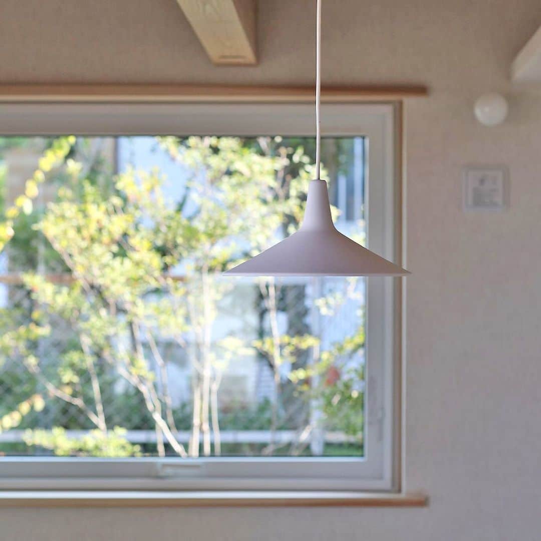 シーエッチ建築工房 さんのインスタグラム写真 - (シーエッチ建築工房 Instagram)「* 大きな窓のある、木の家。 心地いい窓は、暮らしを変えます。 窓と庇のバランスを考えてつくれば なんだか外の景色が近くなる。 ⠀⠀⠀⠀⠀⠀⠀⠀⠀⠀⠀⠀ 庇をしっかり伸ばせば 大きな窓でも夏の日差しは問題なし。 冬寒くなるかというとそうではなく 冬場、低く差し込む陽の光は しっかり取りいれます。 ⠀⠀⠀⠀⠀⠀⠀⠀⠀⠀⠀⠀ それから庇のおかげで、 雨の日でも窓を開けることができたり。 こんな梅雨のときでも子どもたちは 外でのびのび遊ぶことができたり。 ⠀⠀⠀⠀⠀⠀⠀⠀⠀⠀⠀⠀ 木の家と庇の良い関係、 ぜひ注目してみてください。 ⠀⠀⠀⠀⠀⠀⠀⠀⠀⠀⠀⠀ ⠀⠀⠀⠀⠀⠀⠀⠀⠀⠀⠀⠀ ──────────── 株式会社シーエッチ建築工房 兵庫県宝塚市仁川台76番地 0798-52-8863 https://www.ch-wood.co.jp ──────────── @ch_kenchiku ⠀⠀⠀⠀⠀⠀⠀⠀⠀⠀⠀⠀ ⠀⠀⠀⠀⠀⠀⠀⠀⠀⠀⠀⠀ #シーエッチ建築工房 #木の家 #注文住宅 #新築 #一戸建て #家づくり #住まい #暮らし #日々のこと #マイホーム #たからづかな生活 #ときめく日々がたからもの宝塚 #宝塚市 #西宮市 #伊丹市 #川西市 #吹田市　#三田市 #亀岡市 #工務店 #自然素材 #国産材 #暮らしを楽しむ #シンプル #自然素材の家 #自然と暮らす #こどもと暮らす #季節を楽しむ #ガルバリウム #庇」7月4日 18時12分 - ch_kenchiku
