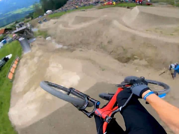 のインスタグラム：「Crankworx 大会で技のオンパレードを @jakubvencl が魅せる！🚵‍♂️ #GoProHERO7 Black + #HyperSmooth 手ぶれ補正機能で撮影。 ・ ・ ・ #GoPro #GoProJP #GoProMTB #MTB #マウンテンバイク #ダウンヒル」