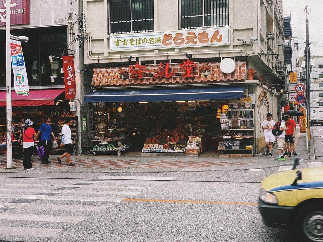 山川就史のインスタグラム：「ドラえもん、どらえもん  #jj #tflers #tbt #japan #okinawa #instagood  #シーサー」