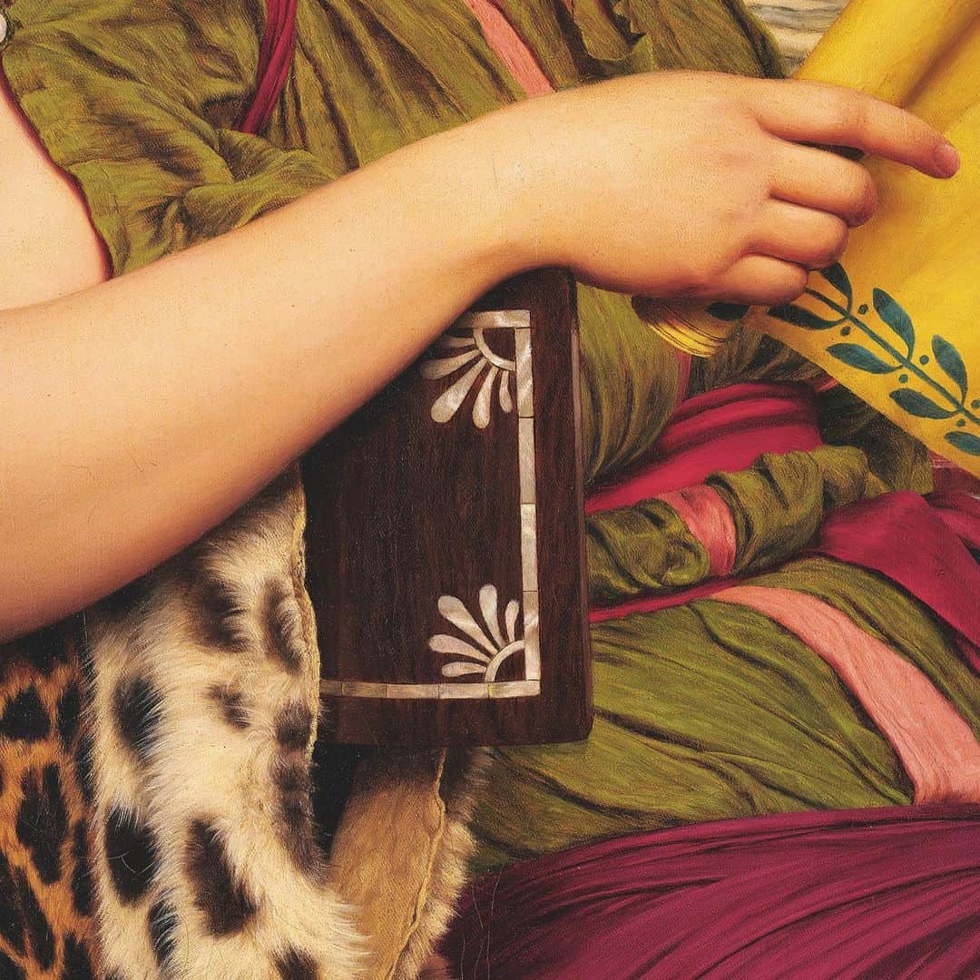 サザビーズさんのインスタグラム写真 - (サザビーズInstagram)「Painted in 1920, ‘An Edition de Luxe’ is John William Godward’s last tondo painting, unlocated when Vern Swanson published his first monograph on Godward in 1997 but reproduced in its full glory in his revised book of 2018, where he describes it as a ‘masterpiece’. Godward’s great technical skill, and his calling card, was in rendering fabrics in exquisite detail and contrasting soft, warm skin with cool polished marble. _ A shy man, Godward had began to withdraw from the public eye by the opening decade of the 20th century. Enjoying commercial success during his lifetime and with no need to please the critics, he was able to paint what he wanted: languid ladies in Roman garb surrounded by beautiful objects and #flowers. _ This opulent work is the star lot of our #Victorian, #Pre-Raphaelite and #British #Impressionist Art sale in #London on 11 July. #SothebysVictorian」7月4日 18時21分 - sothebys
