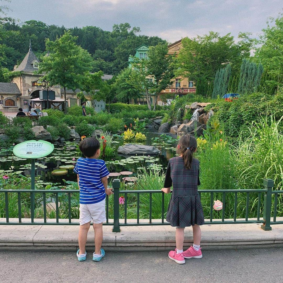 ホン・ヨンギさんのインスタグラム写真 - (ホン・ヨンギInstagram)「#콩기하우스 👶🏻 ⠀ “지우야 오늘 데이트 정말재밌었다 그치?” “웅!!!” “다음에 또 데이트하자” #세상에서제일귀여운데이트 #세상에서제일힘들었던에버랜드 ... #아들은밥뚜껑에」7月4日 18時21分 - kisy0729