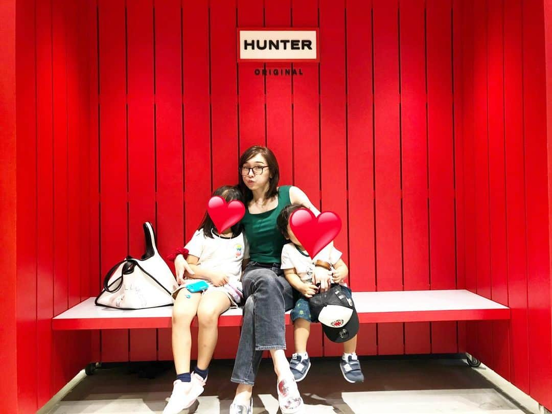 加護亜依さんのインスタグラム写真 - (加護亜依Instagram)「梅雨やーね☔️ @hunterboots で子供とお揃いレイングッズで梅雨も乗り切るぞ😊」7月4日 18時21分 - ai.1988kg