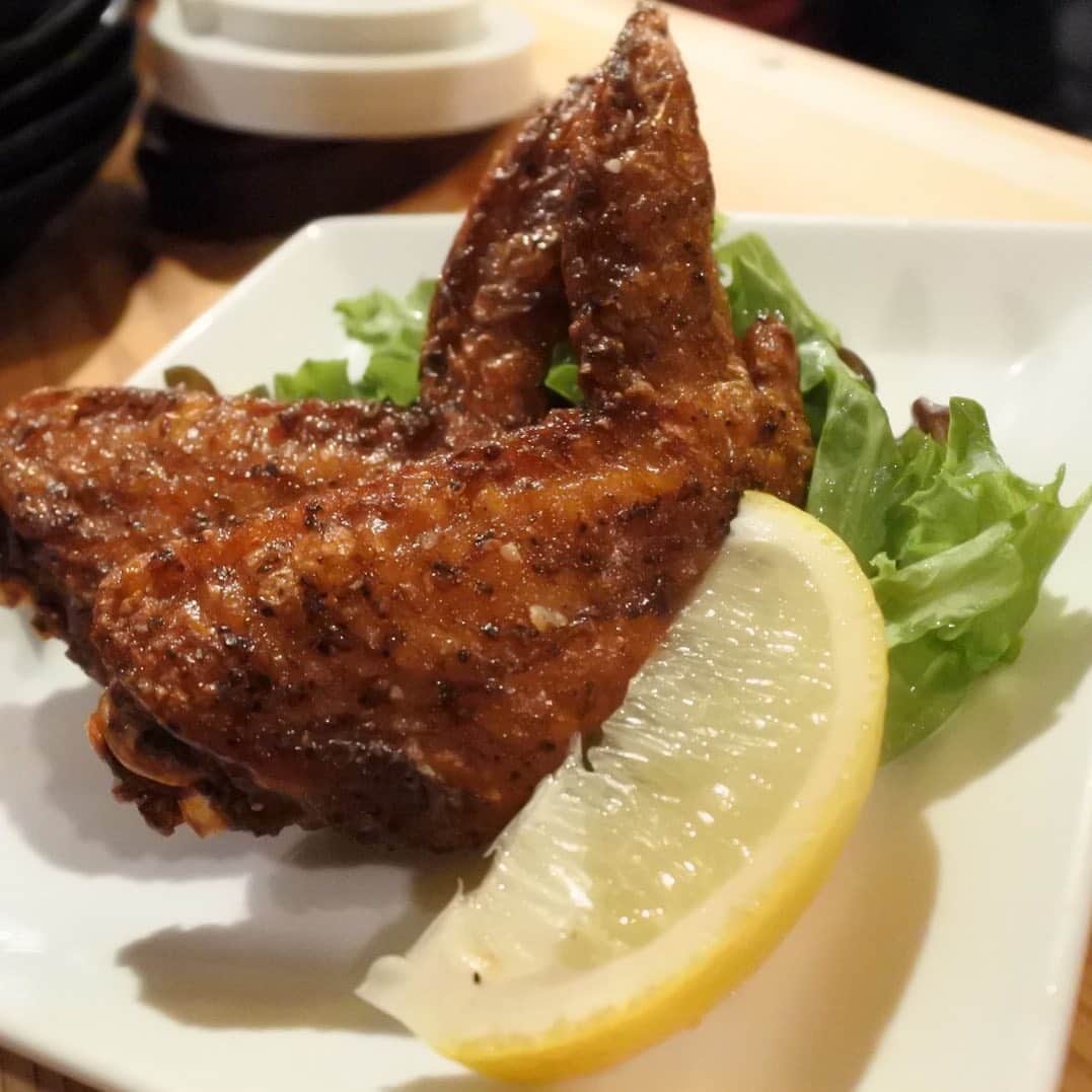どんがめ三宮総本店のインスタグラム：「これぞ。 三ノ宮で一番うまい 自慢の手羽先。 . 食べに来て。 . #kobe#三宮#大衆酒場#安い#うまい#どんがめ#ハッピーアワー#生ビール#19時まで#190円#駅近#雰囲気は魔法#dongame#赤字覚悟#お客様の喜ぶ顔が見たい#ただそれだけ#24時半まで営業#延長要相談#気まぐれクーポン#たまにやります#フォロー#まってます」