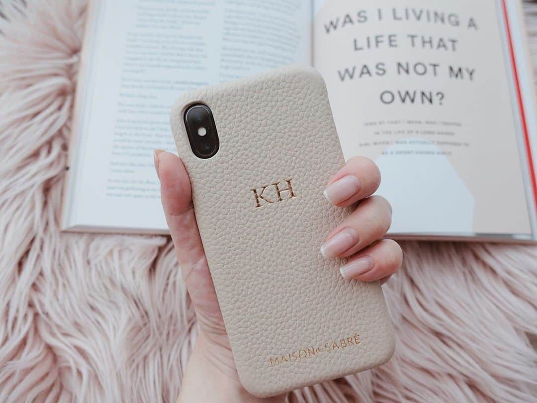のインスタグラム：「新しい #iphoneケース について、ブログupしました😊 大人っぽいもの探してたから嬉しい。 そしてこのケース含む、マタニティver #バッグの中身 を紹介する動画撮ったのでYouTube上げます🌹 母子手帳入れとか、マザーズバッグとか…質問が来ていたので色々まとめました💞 良かったら見てけろ〜！⠀ ⠀ #iphone #maisondesabre」