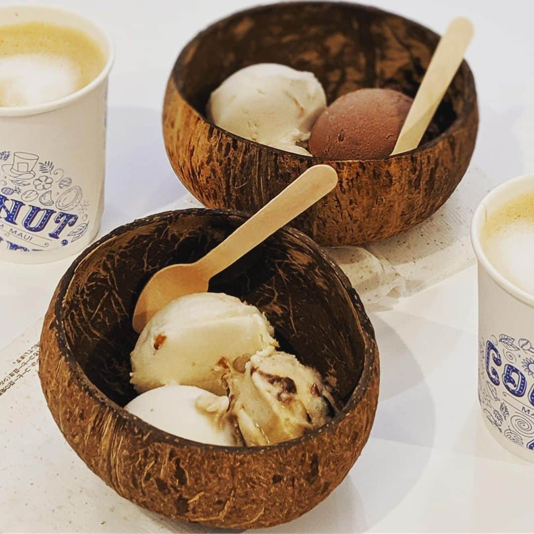 InRedさんのインスタグラム写真 - (InRedInstagram)「蒸し暑いこの季節、心と体を癒してくれるアイスクリーム🍨 原宿にオーガニックのココナッツクリームをベースにした、ココナッツグレン表参道店がオープンします🎉 マウイ島から生まれた、このアイスは無添加で非乳製品なのにとっても濃厚！！でも飽きのこない味わいに世界中からお客さんが訪れるそう。乳製品が食べられない方にもオススメです！ 全7フレーバーで、個人的には生姜が効いたジンジャーレモングラスが大人の味わいでお気に入り💕テイクアウトも可能！ 明日7月5日オープンなので、お近くの際はぜひご賞味下さい！m.u  ココナッツグレン表参道店 住所:東京都渋谷区神宮前5-11-7 TEL:03-6452-6275 営業時間:11時〜19時オープン  #ココナッツグレン #ココナッツグレン表参道店 #coconutglensicecream #coconutglens #オーガニック #オーガニックアイス #アイスクリーム  #無添加 #非乳製品」7月4日 18時42分 - inrededitor