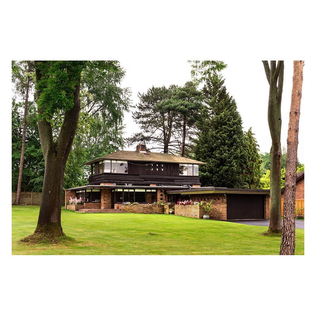 The Modern Houseさんのインスタグラム写真 - (The Modern HouseInstagram)「#forsale a characterful mid-century home on a private road in Solihull, with oak-panelled interiors. Click the link in our bio to see the sales particulars.」7月4日 18時42分 - themodernhouse