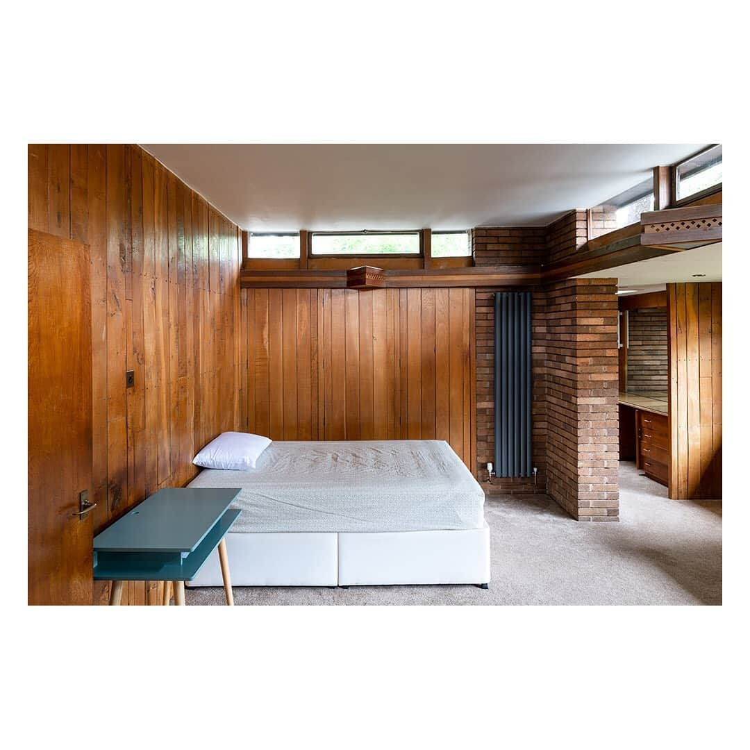 The Modern Houseさんのインスタグラム写真 - (The Modern HouseInstagram)「#forsale a characterful mid-century home on a private road in Solihull, with oak-panelled interiors. Click the link in our bio to see the sales particulars.」7月4日 18時42分 - themodernhouse