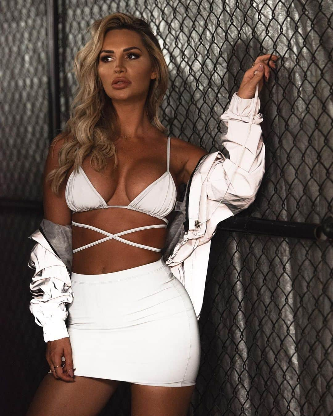 Rosanna Arkleさんのインスタグラム写真 - (Rosanna ArkleInstagram)「Do you want to be seen or not? 💡✨@fashionnova #IStayLit」7月4日 18時37分 - rosannaarkle