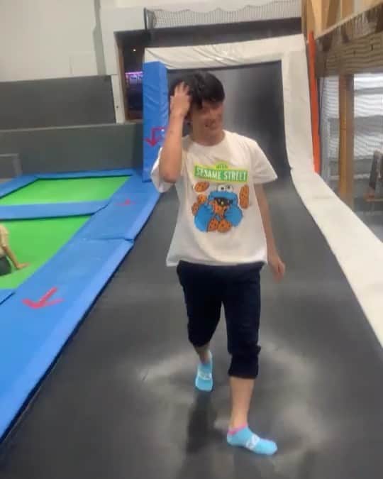 すしらーめん《りく》のインスタグラム：「「急激な爆睡」  #trampoline #youtuber」