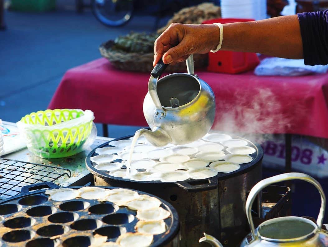 タイ国政府観光庁さんのインスタグラム写真 - (タイ国政府観光庁Instagram)「＜本場で食べたいタイ料理＞﻿ 今回は、カノムクロックをご紹介💁🏻‍♂️﻿ ﻿ カノムクロックは、米粉や小麦粉にたっぷりのココナッツミルクを加えて、丸くくぼんだ鉄板で焼いたたこ焼きのような見た目のタイ伝統菓子✨﻿ ﻿ 熱々のうちに頬張ると、ふわふわでトロトロの食感を楽しめて、ハマる人続出😋﻿ ﻿ 屋台で売られていることが多いですが、おしゃれに進化したカノムクロックを出すカフェやレストランもあります👏﻿ ﻿ #タイ料理辞典 #タイ #カノムクロック #タイスイーツ #タイ料理 #タイ料理大好き #エスニック料理 #食べるの大好き #食べるの好きな人と繋がりたい #アジア料理 #こんなタイ知らなかった #はじめてのタイ #タイ旅行 #旅好きな人と繋がりたい #旅行好きな人と繋がりたい #海外旅行 #thailand #khanomclock #thaifood #thaifoodstagram #thaifoodie #amazingthailand #thailandtravel #thailandtrip #thai #thaistagram #lovethailand #thaistagram #lovethailand」7月4日 18時38分 - amazingthailandjp