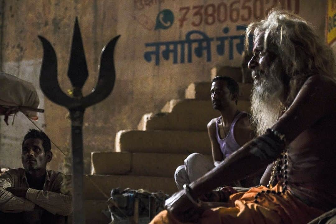 ナショナルジオグラフィックさんのインスタグラム写真 - (ナショナルジオグラフィックInstagram)「Photo by Ed Kashi @edkashi | Sadhus sit on the main ghat along the Ganges River in Varanasi, India, April 2019. Varanasi is the holiest city for Hindus but also the place where Buddha first gave a sermon. It is also home to Muslims and Christians.  #India #Hinduism #Varanasi #Asia #sadhu」7月4日 18時38分 - natgeo