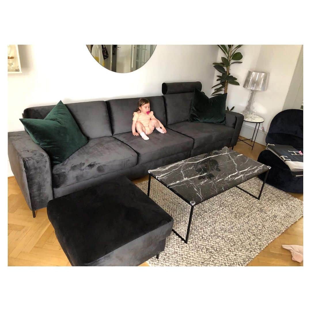 ヤネッテ・オッテセンさんのインスタグラム写真 - (ヤネッテ・オッテセンInstagram)「A little girl on a big couch ♥️ #billiemaisjourney」7月4日 18時40分 - jeanetteottesens