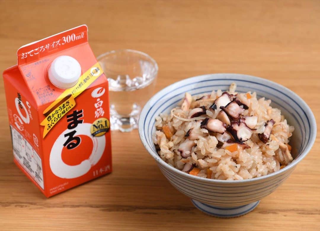白鶴酒造株式会社のインスタグラム：「夏至から11日目の7月2日は半夏生（はんげしょう）。昔は田植えを終える農作業の目安とされていました。半夏生の日には、地方によってうどんや餅、サバ、タコなどを食べる風習があるそうです。ということで、今日は漁港応援サイト「白鶴丸が行く」のタコ飯レシピをご紹介します。お米と切った材料と調味料を炊飯器に入れるだけ！意外と簡単にできちゃいます♪ ホームページにも掲載しているので良ければご覧ください！ ◆材料 ・米5合・泉だこ400g・鰹の白だし75cc・醤油30cc・みりん20cc・にんじん1/2本・ごぼう1本・うすあげ適量 ※「泉だこ」と調味料は、米の量に合わせて調整を。  #日本酒 #hakutsuru #折り鶴 #foldedpapercrane #japan #神戸 #kobe #酒 #sake #japanesesake #japaneseculture #灘五郷 #GI灘五郷 #lovehyogo #lovekobe #insta_higashinada #たこ #夏至 #半夏生 #タコ #サバ #餅 #タコ飯」