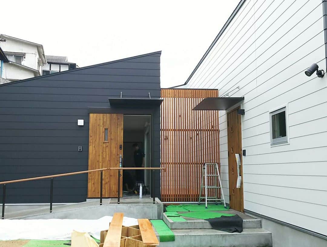 321houseさんのインスタグラム写真 - (321houseInstagram)「いよいよ今週末は321の平屋、完成見学会です✨ 養生がとれて、人気のウッドワンのキッチンが顔を出しました😁 造作のカウンターとの相性抜群ですね♪ 格子のある外観もいい感じに仕上がってきています！ まだ予約に空きがありますので、ぜひご来場くださいね✨ . . ----------------------- photo ☞  @321house ----------------------- 資料 ☞ @request_321 ----------------------- . #外観#造作カウンター#ウッドワン#格子#注文住宅#マイホーム#新築#インテリア#住宅#モデルハウス#家#interior#建築#家づくり#house#マイホーム計画#my home#design#architecture#一戸建て#デザイン#暮らし#自由設計#施工事例#住まい#home」7月4日 18時41分 - 321house