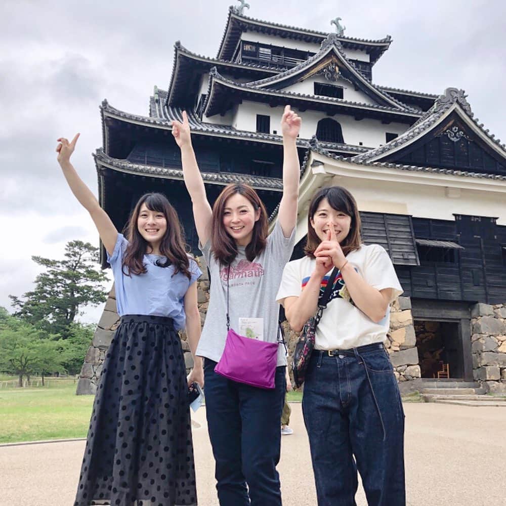 大田理裟のインスタグラム：「松江城 🏯 中国ブロック大会の時、ちゃっかり観光もしてました😂❤️蕎麦も美味しかったな〜🥺... この日のスカートは @u_dresser 💓 @u_dresser の服はどれも形が綺麗に見えて着やすいし、とってもお気に入り꒰#’ω`#꒱੭  #松江城 #島根県 #城」