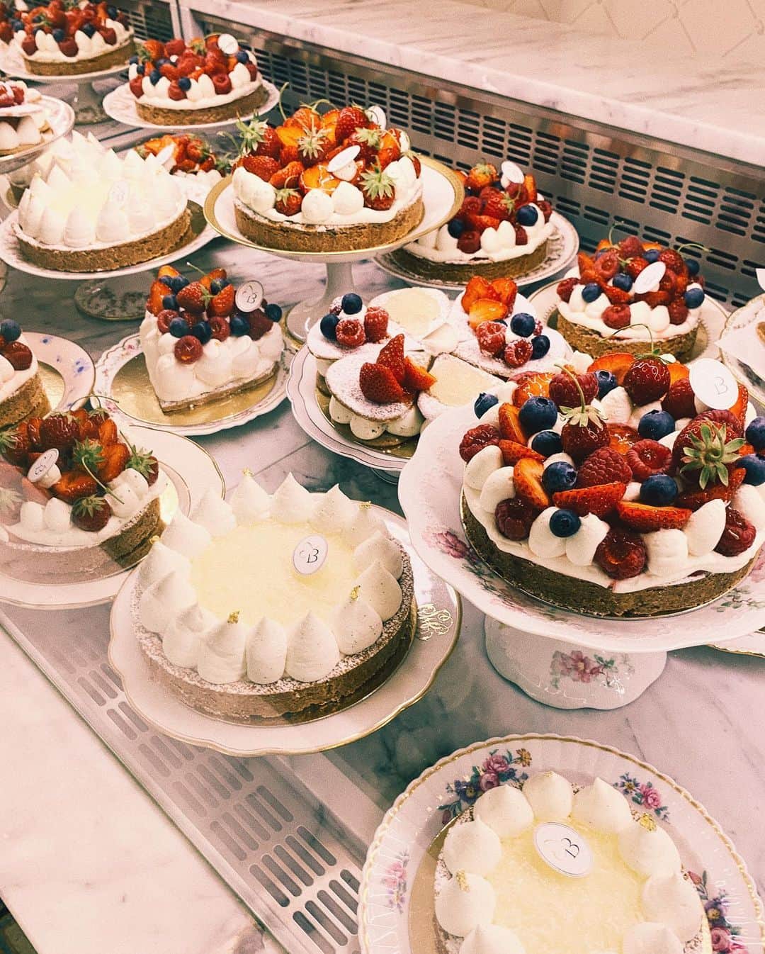 STIL IN BERLINのインスタグラム：「Bonjour #Paris! You’re gorgeous and complicated and delicious and annoyingly blasé but you make up for it with cake and #croissants. Spent four days in Paris and ate A LOT. Click the link in bio to read how I, a vegetarian, fared in the capital of foie gras and bite sized #patisserie.」