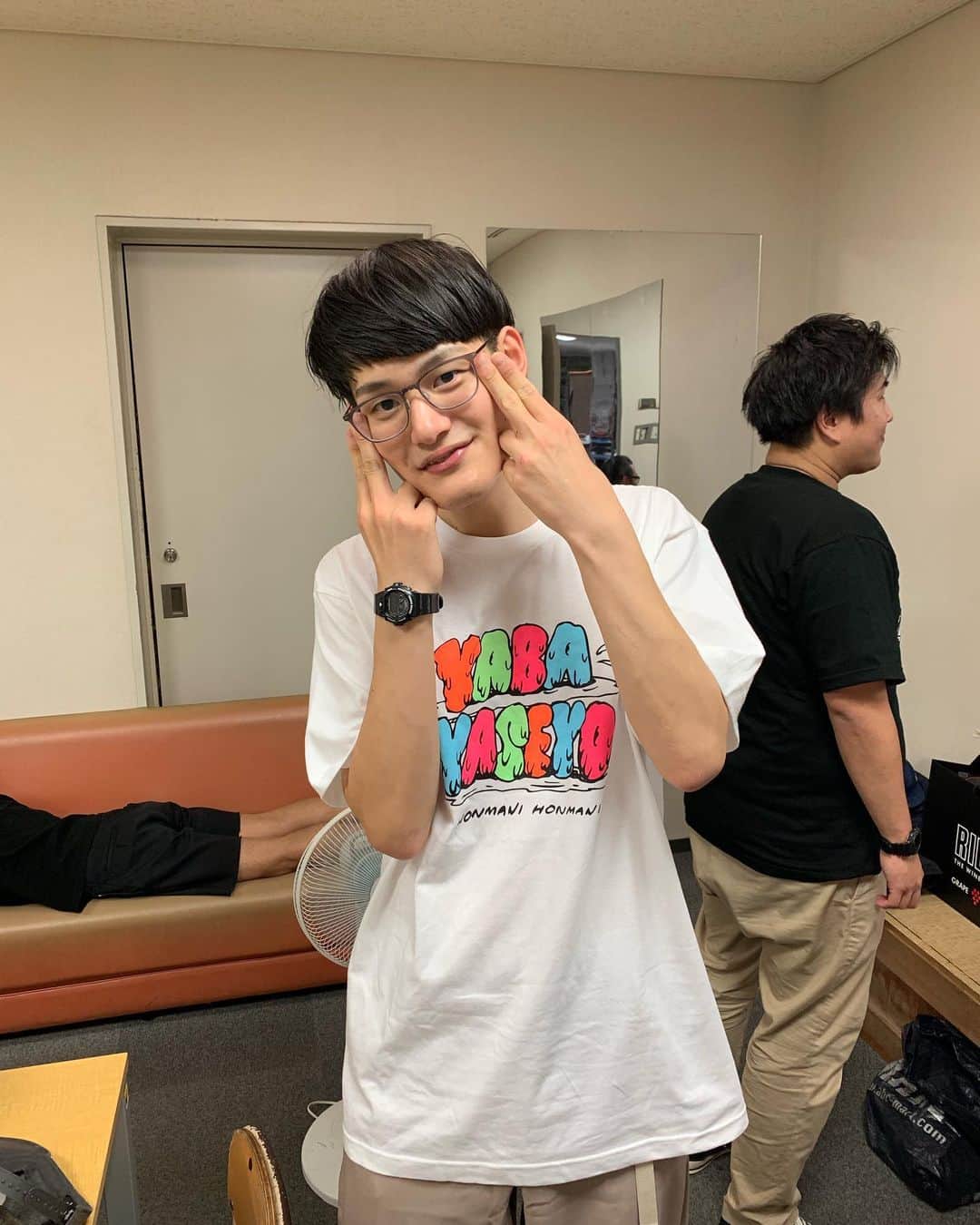 池田真一のインスタグラム：「オシャレな後輩達が欲しいと言ってくれる。嬉しくてあげちゃった。 鏡で確認するきんちゃんも可愛いな！」