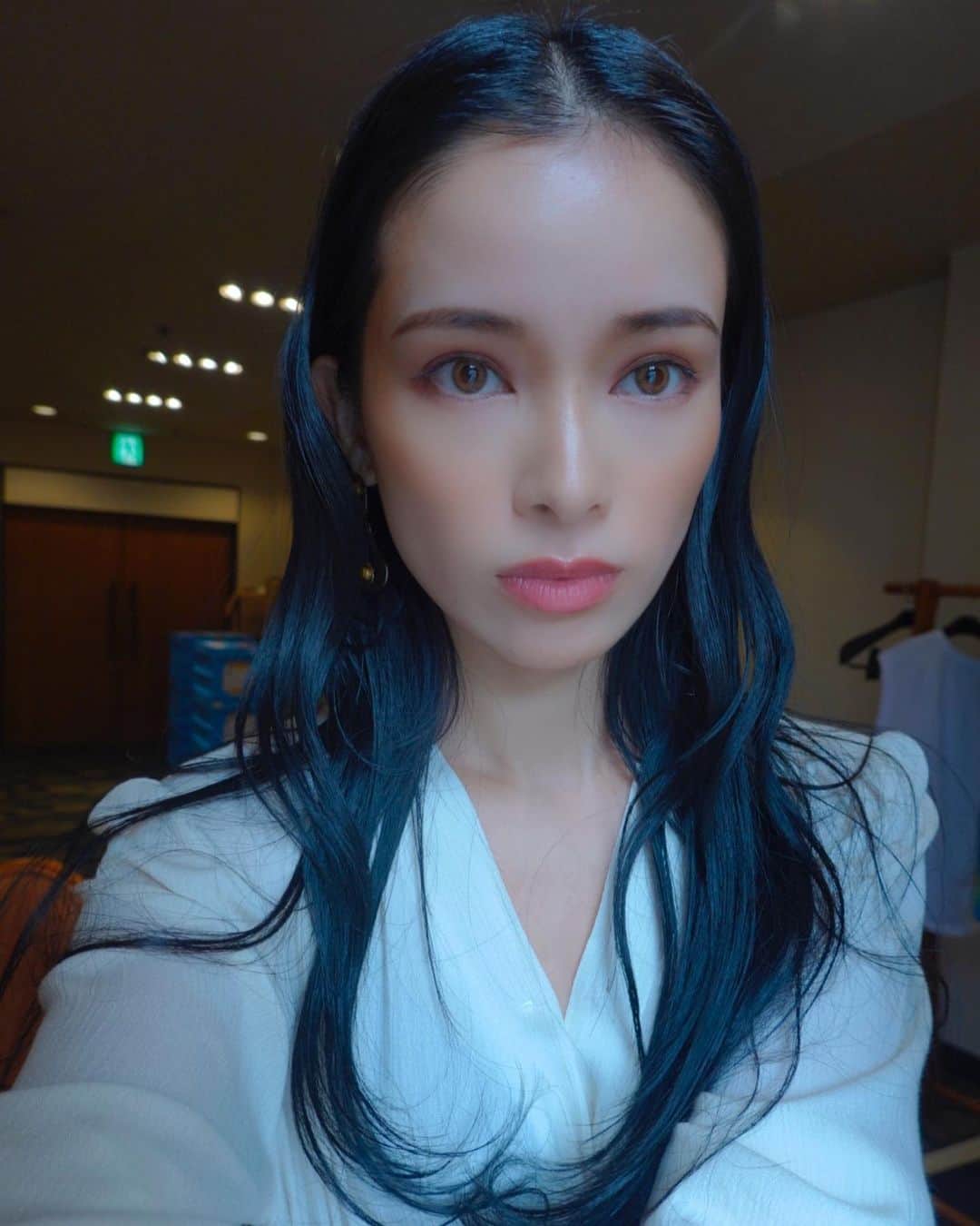 尾崎紗代子さんのインスタグラム写真 - (尾崎紗代子Instagram)「美肌アプリ使ったらトゥルントゥルン。 @merry_official_account でまた 真っ黒髪にしてもらいました。 ちょっと青いくらいが好きです。 @hayato_merry いつもありがとう(´°̥̥̥̥̥̥̥̥ω°̥̥̥̥̥̥̥̥｀) . #selfie #selfiegram  #japanese #tokyo #mom #mother #blackhair #黒髪 #makeup #hairmake  #momlife #mommylife #mommy #男の子ママ #女の子ママ#ママライフ #motherof2」7月4日 18時49分 - osayo_osayo