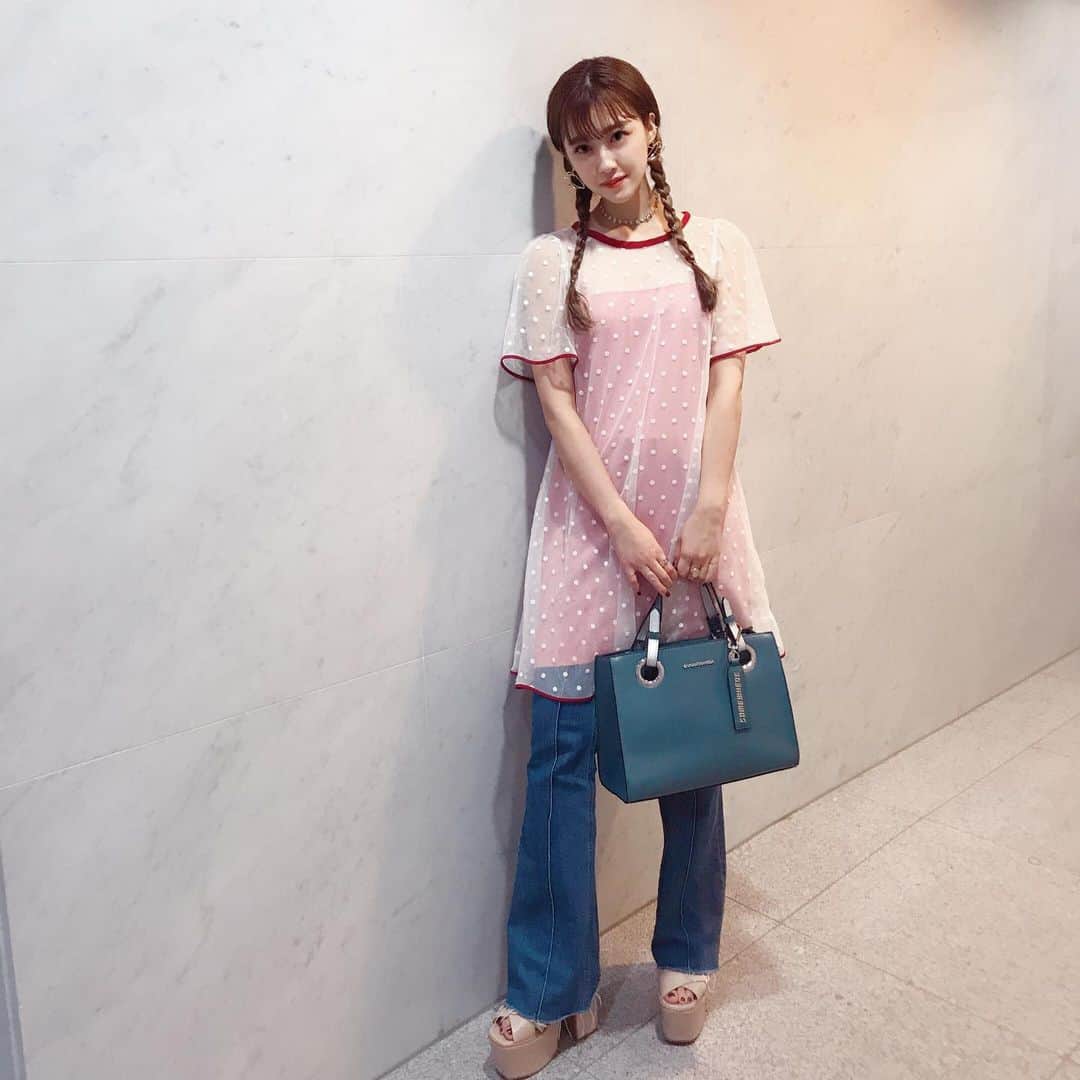 のインスタグラム：「本日もLiveリハーサルしてきたんだけど久々の曲とかやるとやば〜ってなる。。。😂﻿💭 ﻿ でもリハしてると どんどん本番が楽しみになるし、 みんなの声援も聞きたくなるんだよね〜👂🏻💕 ﻿ ﻿ 引き続き本番に向けて気合い入れてくぞ〜🤘🏽🔥 ﻿ #みやフク ﻿ one-piece @gyf_tokyo  denim @moussyofficial  bag @samantha.vega_official  shoes @re_rz」