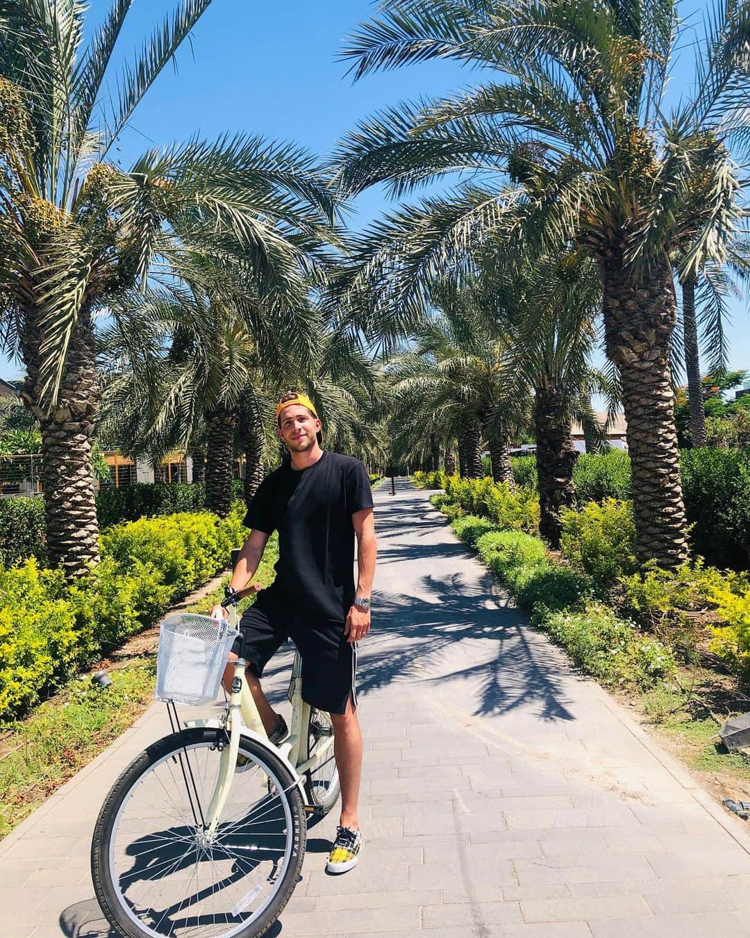 のインスタグラム：「🚲🌴」